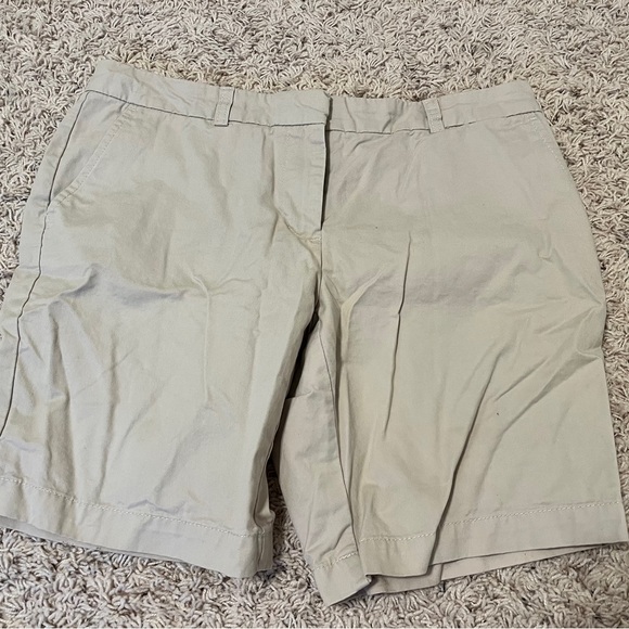 Tommy Hilfiger Women’s size 8 Khaki Shorts! - Picture 1 of 3